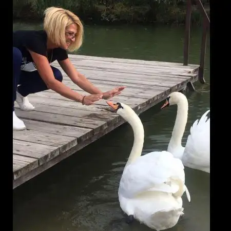 Natela, 55