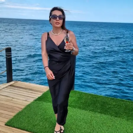 Dina, 46 