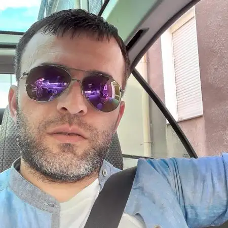 Niko, 44
