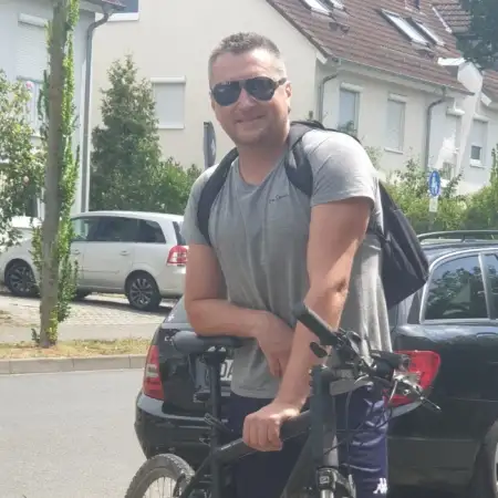 Tolik, 47 