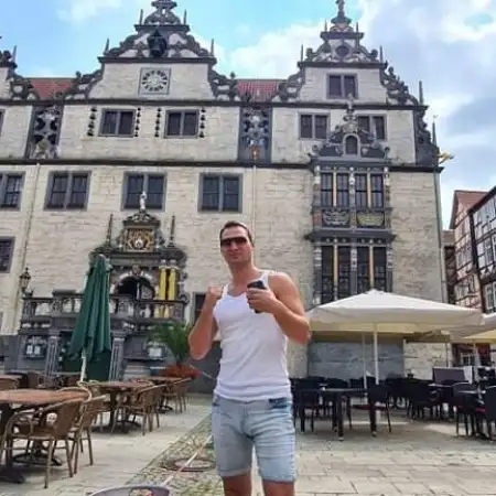 Yan, 27
