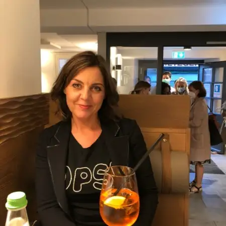 ジェーニャ, 53