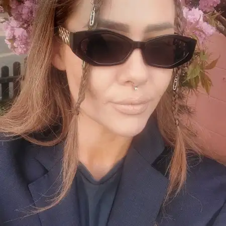 Evi, 37