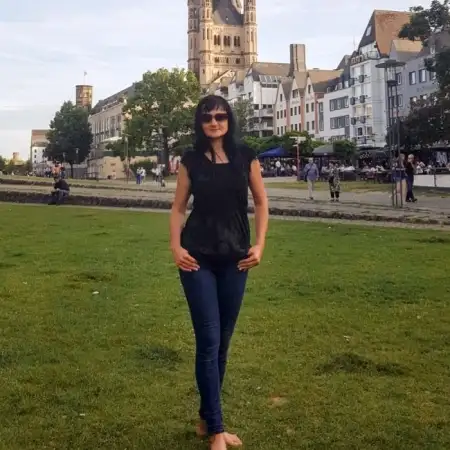 Yuliia, 51