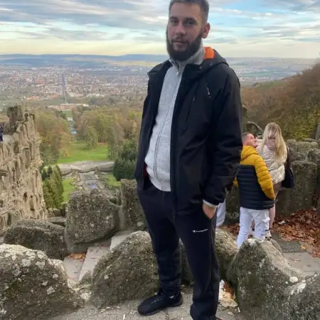 Maks, 29