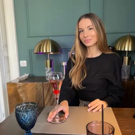 Nika, 33