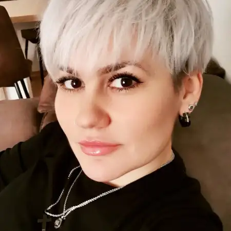 Elly, 43