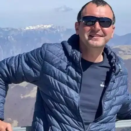 Corneliu, 42