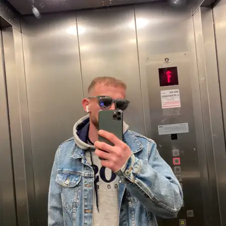 Andrej, 33