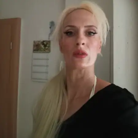 Katrin, 44