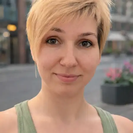 Emiliya, 33