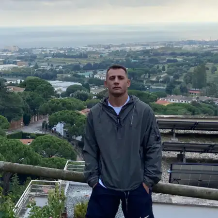 Andr, 44