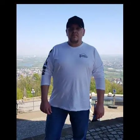 Sergej, 48