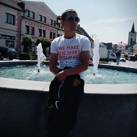 Kornel, 32