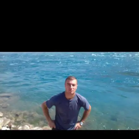 Komron, 29