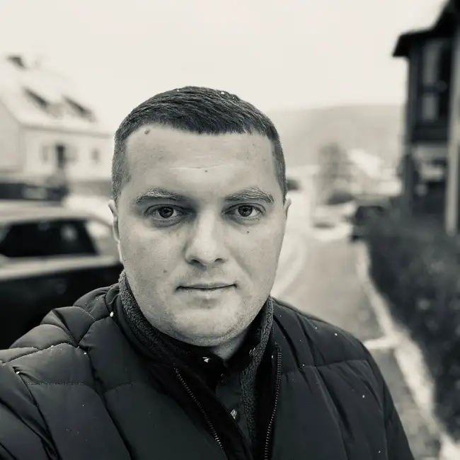 Alexan, 32